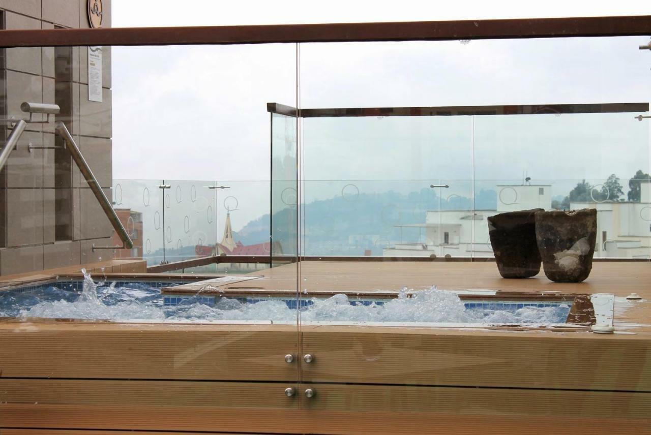Quo Quality Hotel Манисалес Экстерьер фото A glass balustrade
