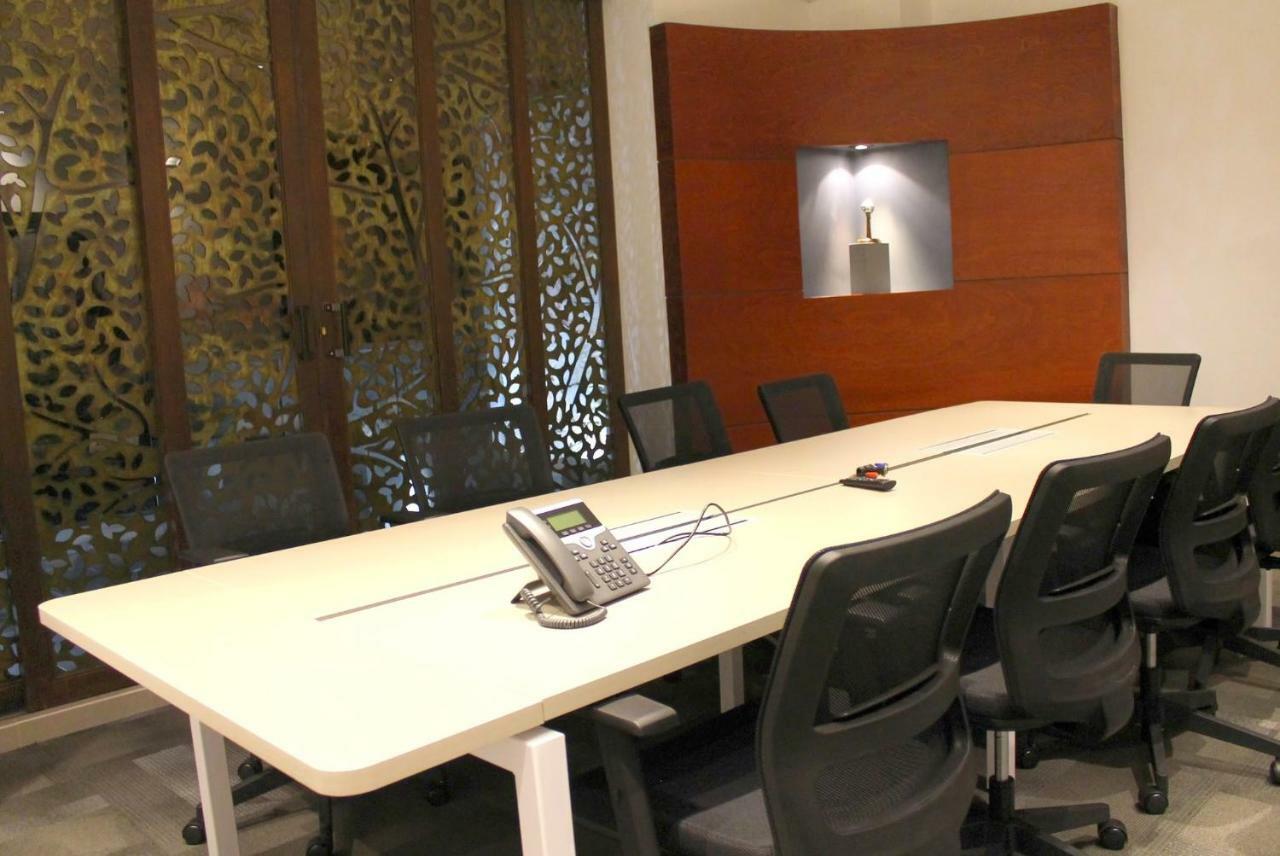Quo Quality Hotel Манисалес Экстерьер фото A conference room equipped with a videoconferencing system